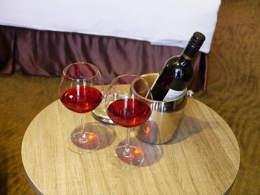 ルック ロイヤル リゾート 嘉義市 エクステリア 写真 A bottle of wine in a wine bucket