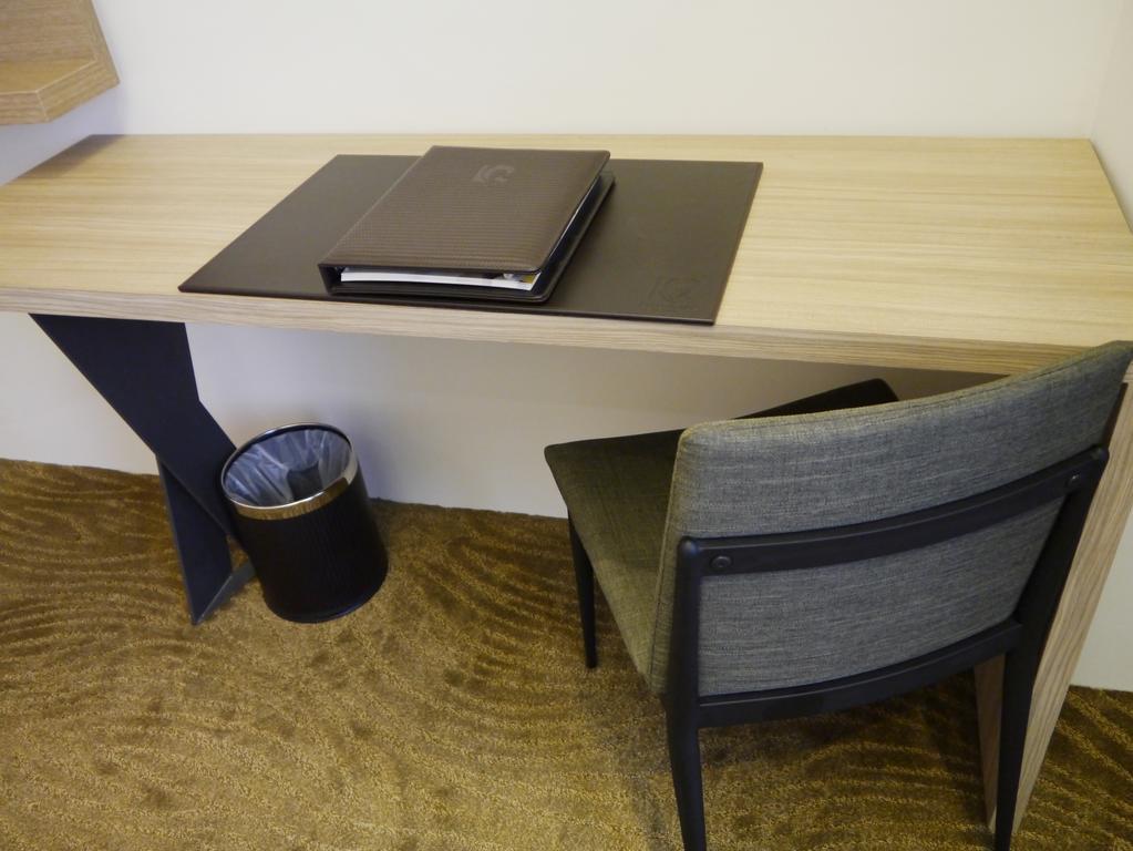 ルック ロイヤル リゾート 嘉義市 エクステリア 写真 A desk with a pen holder
